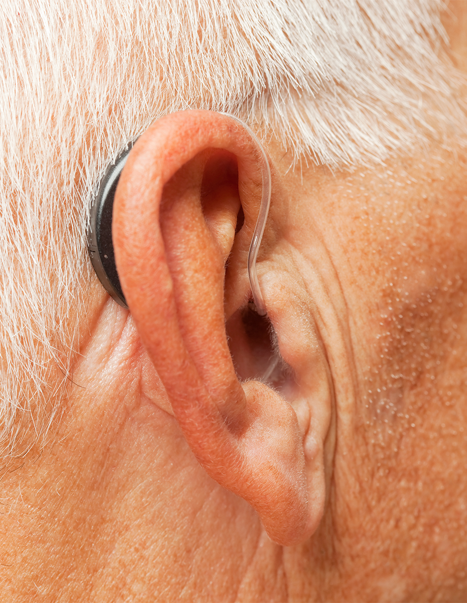 Mann bekommt Hörgerät eingesetzt.