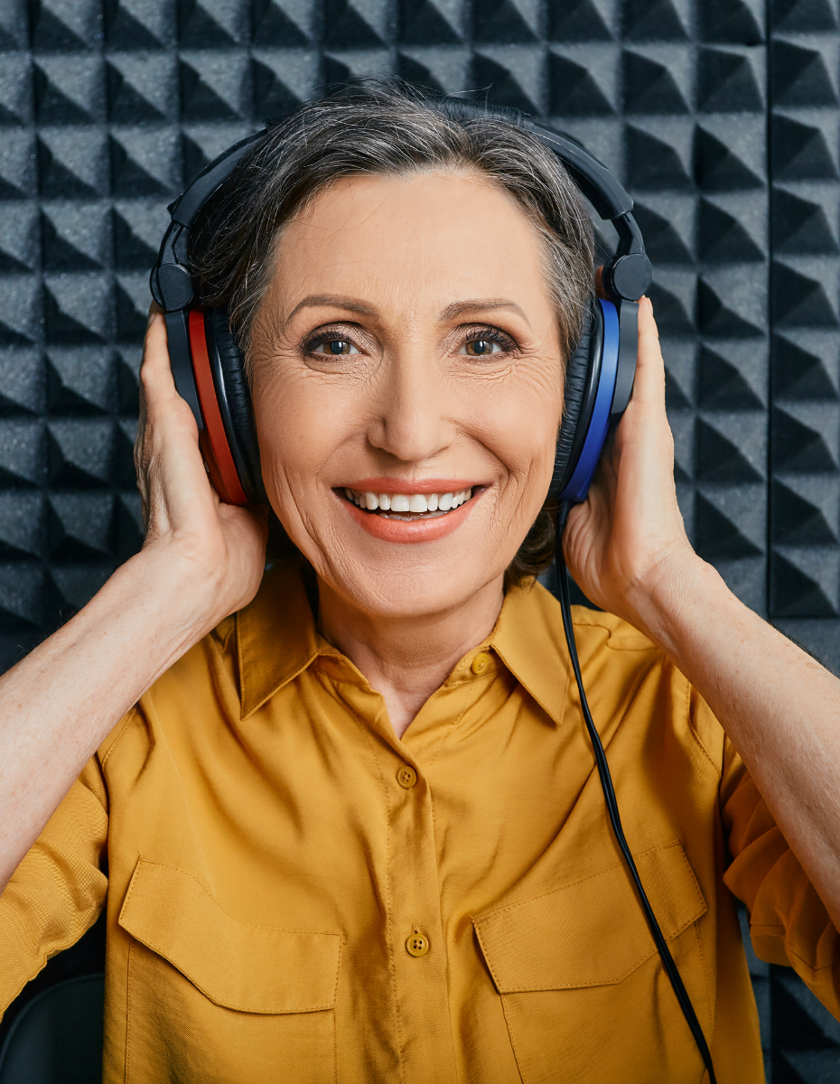 Frau mit Kopfhörer beim Hörtest.